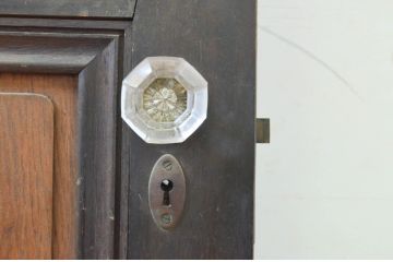 アンティーク建具　古い洋館で使われていたドット柄プレスガラス入りで凝った作りが魅力的なガラスノブのドア1枚(ガラス扉)(R-071920)