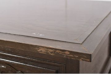 中古　美品　神戸洋家具　シックで落ち着いた佇まいが魅力の彫刻入りチェスト(引き出し、衣装箪笥、洋服タンス、整理タンス)(R-071940)