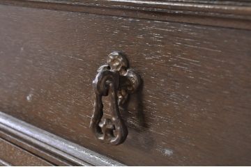 中古　美品　神戸洋家具　シックで落ち着いた佇まいが魅力の彫刻入りチェスト(引き出し、衣装箪笥、洋服タンス、整理タンス)(R-071940)