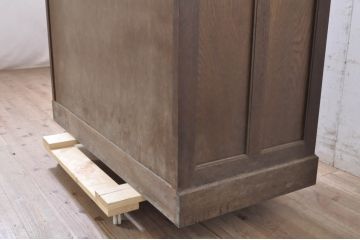 中古　美品　神戸洋家具　シックで落ち着いた佇まいが魅力の彫刻入りチェスト(引き出し、衣装箪笥、洋服タンス、整理タンス)(R-071940)