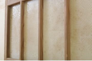 アンティーク建具　デザイン入りのガラスが素敵な格子付き幅狭ガラス戸1枚(板戸、引き戸、格子戸)(R-071950)