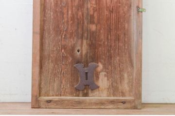 アンティーク建具　杉材　金具がアクセントの和の趣溢れる蔵戸1枚(引き戸、玄関戸)(R-071951)