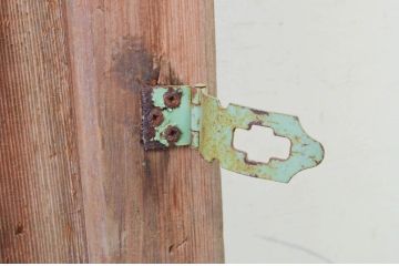 アンティーク建具　杉材　金具がアクセントの和の趣溢れる蔵戸1枚(引き戸、玄関戸)(R-071951)