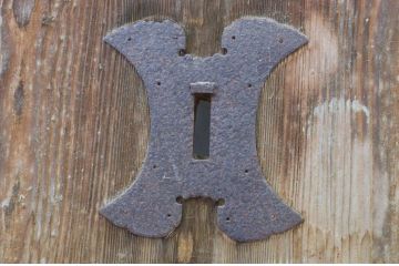 アンティーク建具　杉材　金具がアクセントの和の趣溢れる蔵戸1枚(引き戸、玄関戸)(R-071951)