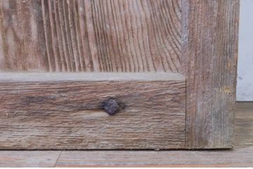 アンティーク建具　杉材　金具がアクセントの和の趣溢れる蔵戸1枚(引き戸、玄関戸)(R-071951)