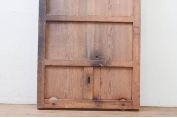 アンティーク建具　杉材　金具がアクセントの和の趣溢れる蔵戸1枚(引き戸、玄関戸)(R-071951)
