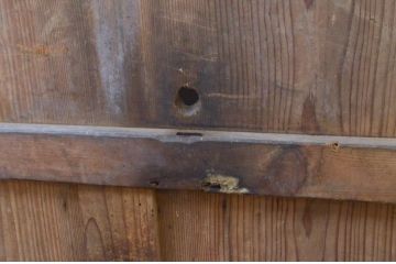 アンティーク建具　杉材　金具がアクセントの和の趣溢れる蔵戸1枚(引き戸、玄関戸)(R-071951)