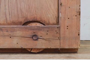 アンティーク建具　杉材　金具がアクセントの和の趣溢れる蔵戸1枚(引き戸、玄関戸)(R-071951)