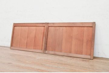 アンティーク建具　杉材　美しい柾目が魅力の格子入り板戸窓2枚セット(引き戸)(R-071966)