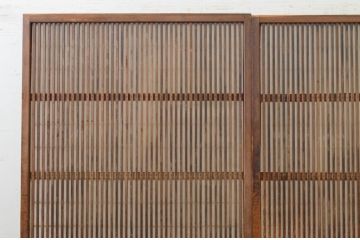 アンティーク建具　腰板欅(ケヤキ)材　どこか懐かしい雰囲気を醸し出す裏障子付き格子戸2枚セット(引き戸、障子戸、帯戸)(R-071969)