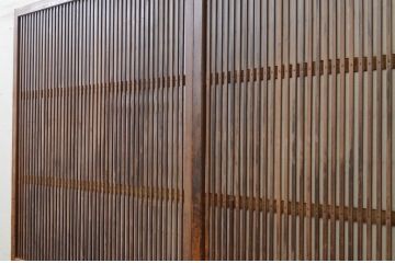 アンティーク建具　腰板欅(ケヤキ)材　どこか懐かしい雰囲気を醸し出す裏障子付き格子戸2枚セット(引き戸、障子戸、帯戸)(R-071969)
