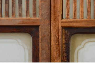 アンティーク建具　腰板欅(ケヤキ)材　どこか懐かしい雰囲気を醸し出す裏障子付き格子戸2枚セット(引き戸、障子戸、帯戸)(R-071969)