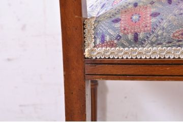 イギリスビンテージ　クラシカルな雰囲気を醸し出す彫刻入りチェア(ダイニングチェア、椅子、イス、ヴィンテージ、英国)(R-072007)
