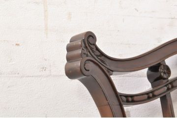 イギリスアンティーク　ウォールナット材　柔らかい色合いのファブリックが穏やかな印象を醸し出す彫刻入りアームチェア(ダイニングチェア、椅子、イス、英国)(R-072009)