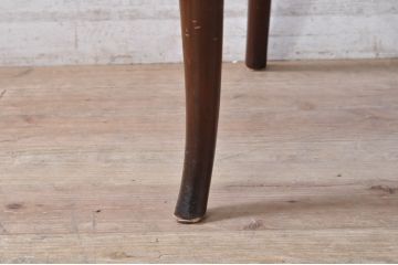 イギリスアンティーク　ウォールナット材　柔らかい色合いのファブリックが穏やかな印象を醸し出す彫刻入りアームチェア(ダイニングチェア、椅子、イス、英国)(R-072009)