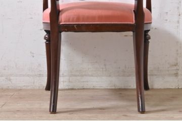 イギリスアンティーク　ウォールナット材　柔らかい色合いのファブリックが穏やかな印象を醸し出す彫刻入りアームチェア(ダイニングチェア、椅子、イス、英国)(R-072009)