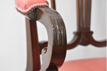 イギリスアンティーク　ウォールナット材　柔らかい色合いのファブリックが穏やかな印象を醸し出す彫刻入りアームチェア　(R-072009)