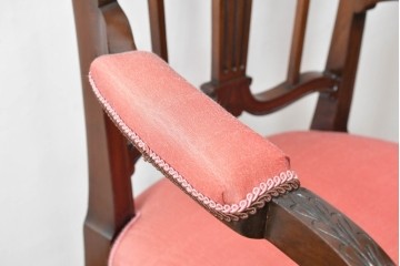 イギリスアンティーク　ウォールナット材　柔らかい色合いのファブリックが穏やかな印象を醸し出す彫刻入りアームチェア　(R-072009)
