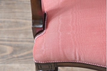 イギリスアンティーク　ウォールナット材　柔らかい色合いのファブリックが穏やかな印象を醸し出す彫刻入りアームチェア　(R-072009)
