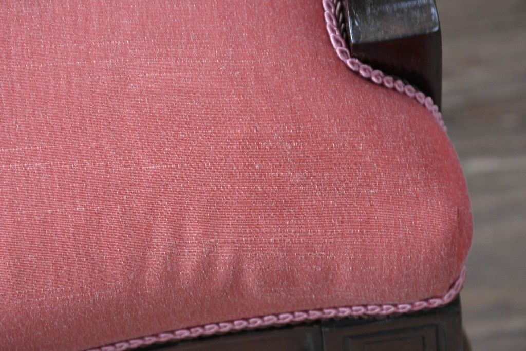 イギリスアンティーク　ウォールナット材　柔らかい色合いのファブリックが穏やかな印象を醸し出す彫刻入りアームチェア　(R-072009)