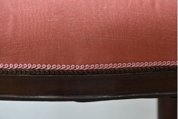 イギリスアンティーク　ウォールナット材　柔らかい色合いのファブリックが穏やかな印象を醸し出す彫刻入りアームチェア　(R-072009)