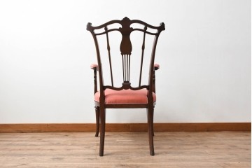 イギリスアンティーク　ウォールナット材　柔らかい色合いのファブリックが穏やかな印象を醸し出す彫刻入りアームチェア　(R-072009)