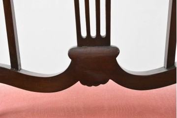 イギリスアンティーク　ウォールナット材　柔らかい色合いのファブリックが穏やかな印象を醸し出す彫刻入りアームチェア　(R-072009)