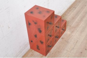 中古　高級品!!　朱色と黒のコントラストが美しい根来塗り風(あけぼの塗り)の階段箪笥小引き出し(和箪笥、収納箪笥、整理箪笥)(R-072010)