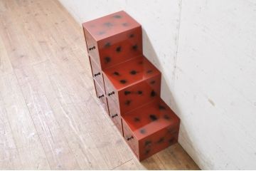 中古　高級品!!　朱色と黒のコントラストが美しい根来塗り風(あけぼの塗り)の階段箪笥小引き出し(和箪笥、収納箪笥、整理箪笥)(R-072010)