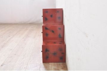 中古　高級品!!　朱色と黒のコントラストが美しい根来塗り風(あけぼの塗り)の階段箪笥小引き出し(和箪笥、収納箪笥、整理箪笥)(R-072010)