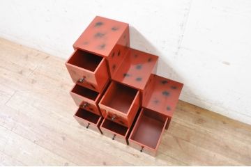 中古　高級品!!　朱色と黒のコントラストが美しい根来塗り風(あけぼの塗り)の階段箪笥小引き出し(和箪笥、収納箪笥、整理箪笥)(R-072010)
