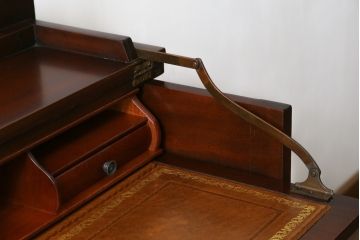 イギリスアンティーク　マホガニー材　小振りながらも機能性抜群!! コンソールテーブル型のライティングビューロー(ワークデスク、在宅用、在宅ワーク用、英国)(R-072011)