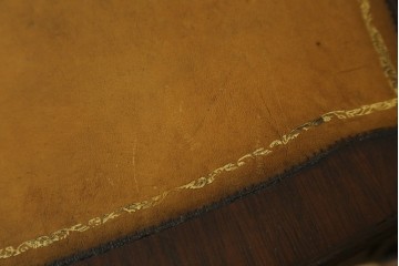 イギリスアンティーク　マホガニー材　洗練されたデザインが魅力のレザートップコンソールデスク　(R-072012)