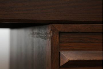 北欧ビンテージ　ノルウェー製　ブルクスボ(BRUKSBO)社　ローズウッド材の美しい木肌が目を惹くニーホールデスク(両袖机、ワークデスク、オフィスデスク、在宅ワーク、在宅用、ヴィンテージ)(R-072013)