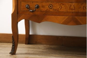 中古　上品な佇まいで空間を引き立てる象嵌入りライティングビューロー(机、ワークデスク、在宅ワーク用、在宅用、引き出し、チェスト)(R-072015)