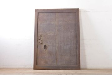 アンティーク建具　重厚で味わい深い鉄板張りの蔵戸1枚(鉄扉、玄関戸、引き戸)(R-072021)