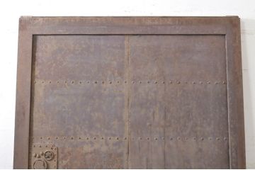 アンティーク建具　重厚で味わい深い鉄板張りの蔵戸1枚(鉄扉、玄関戸、引き戸)(R-072021)