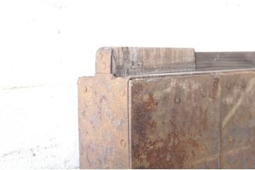 アンティーク建具　重厚で味わい深い鉄板張りの蔵戸1枚(鉄扉、玄関戸、引き戸)(R-072021)
