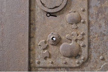 アンティーク建具　重厚で味わい深い鉄板張りの蔵戸1枚(鉄扉、玄関戸、引き戸)(R-072021)