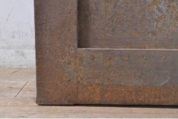 アンティーク建具　重厚で味わい深い鉄板張りの蔵戸1枚(鉄扉、玄関戸、引き戸)(R-072021)