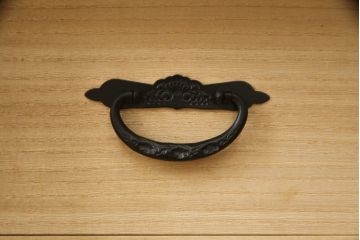 中古　美品!!　漆塗り　仙台民芸箪笥(仙台箪笥)　力強い杢目が目を引く車箪笥(小箪笥、収納タンス、チェスト、引き出し)(定価約55万円)(R-072025)