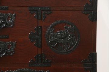 中古　美品!!　漆塗り　仙台民芸箪笥(仙台箪笥)　力強い杢目が目を引く車箪笥(小箪笥、収納タンス、チェスト、引き出し)(定価約55万円)(R-072025)