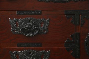 中古　美品!!　漆塗り　仙台民芸箪笥(仙台箪笥)　力強い杢目が目を引く車箪笥(小箪笥、収納タンス、チェスト、引き出し)(定価約55万円)(R-072025)