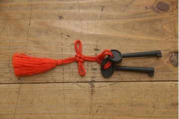 中古　美品!!　漆塗り　仙台民芸箪笥(仙台箪笥)　力強い杢目が目を引く車箪笥(小箪笥、収納タンス、チェスト、引き出し)(定価約55万円)(R-072025)