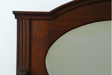 イギリスアンティーク　ウォールナット材　深みのある木の色合いと上品なデザインが魅力的なミラーバックサイドボード　(R-072028)