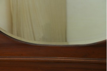 イギリスアンティーク　ウォールナット材　深みのある木の色合いと上品なデザインが魅力的なミラーバックサイドボード　(R-072028)