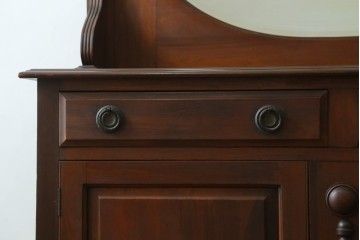 イギリスアンティーク　ウォールナット材　深みのある木の色合いと上品なデザインが魅力的なミラーバックサイドボード　(R-072028)