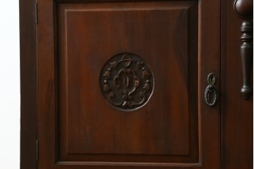 イギリスアンティーク　ウォールナット材　深みのある木の色合いと上品なデザインが魅力的なミラーバックサイドボード　(R-072028)