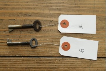 イギリスアンティーク　ウォールナット材　深みのある木の色合いと上品なデザインが魅力的なミラーバックサイドボード　(R-072028)
