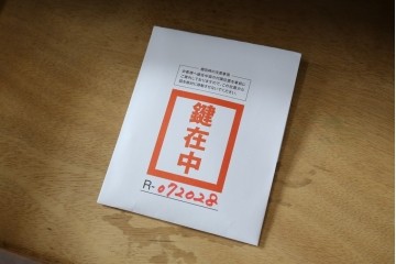 イギリスアンティーク　ウォールナット材　深みのある木の色合いと上品なデザインが魅力的なミラーバックサイドボード　(R-072028)